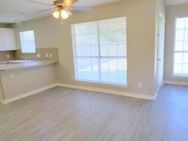 $1,950 | 516 Bluebird Lane, Red Oak, TX 75154
