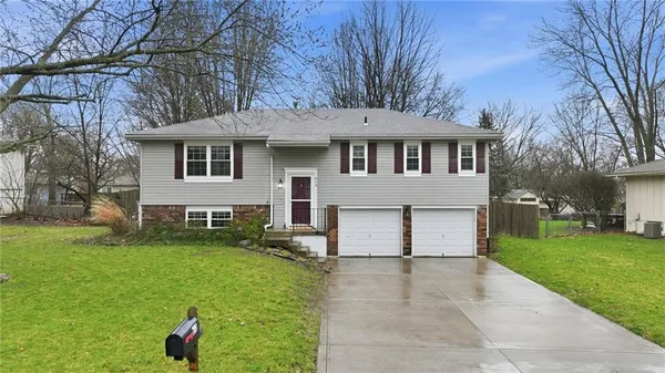 $300,000 | 613 Southwest Philip Street, Lee's Summit, MO 64082