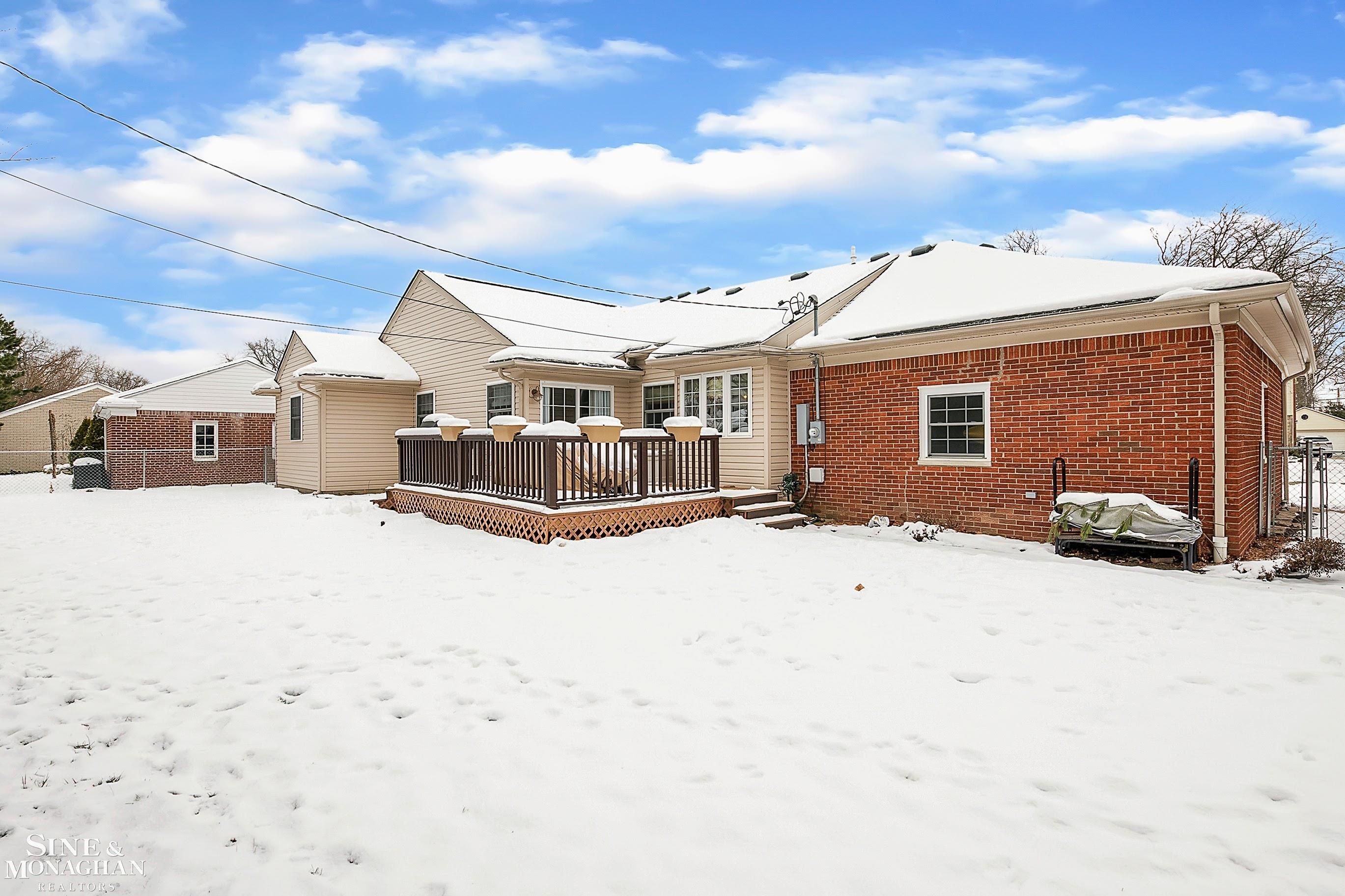 1356 Fairholme Road Grosse Pointe, MI 48236 - Photo 39 of 55 50100568-38.JPG