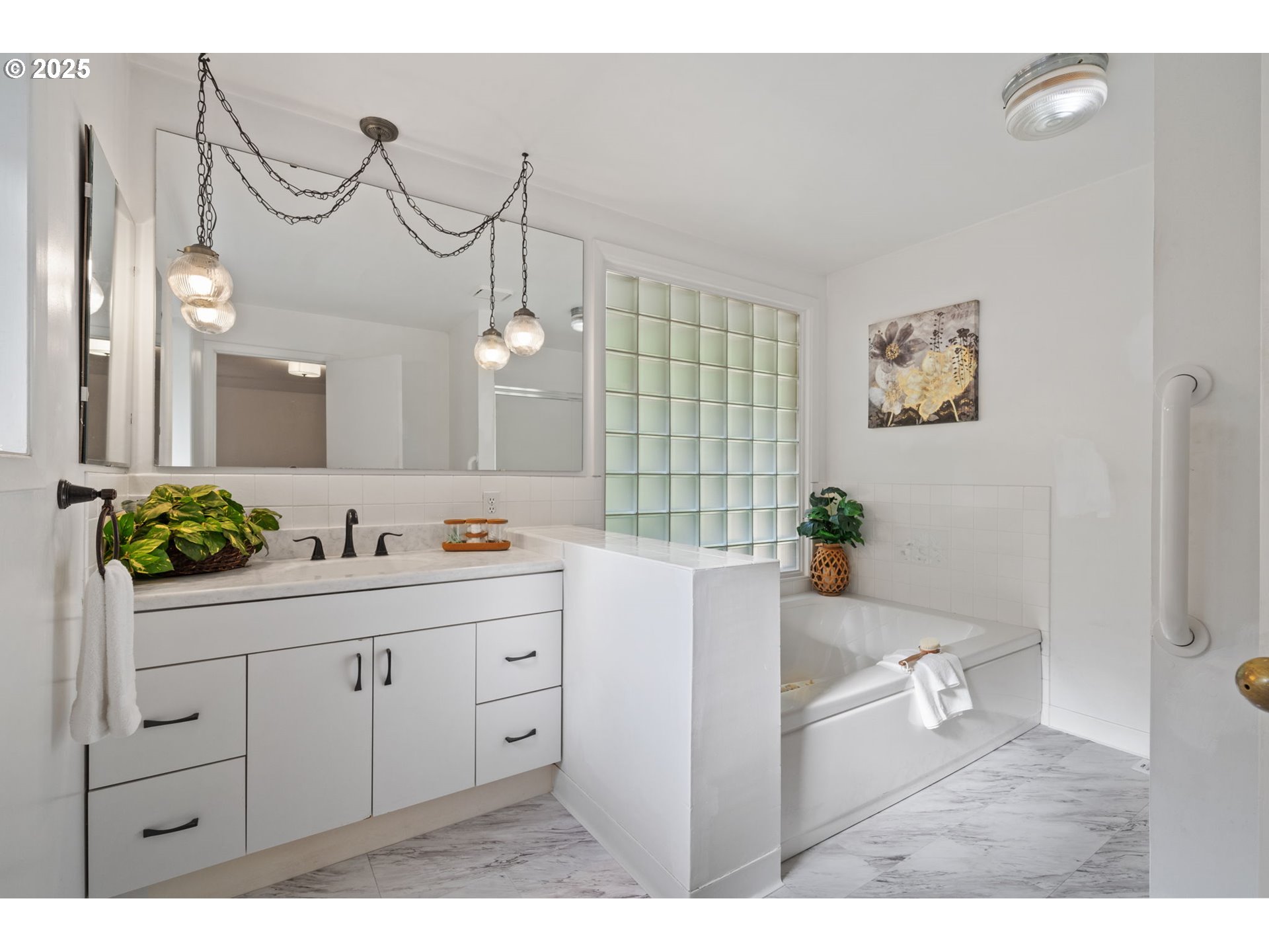 402 Skelton Road Stevenson, WA 98648 - Photo 19 of 48 a bathroom with a tub sink and mirror