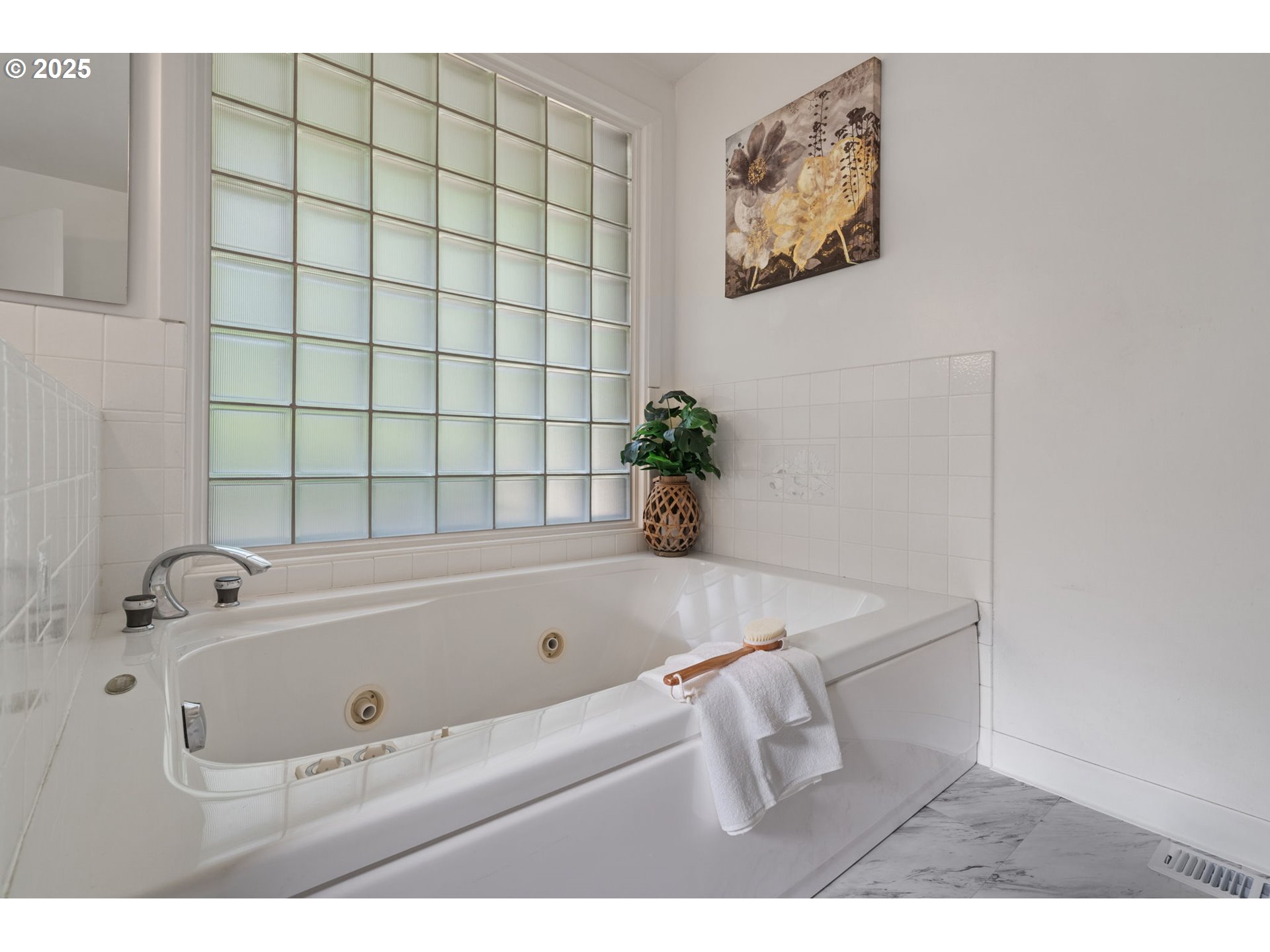 402 Skelton Road Stevenson, WA 98648 - Photo 20 of 48 a bathroom with a bathtub