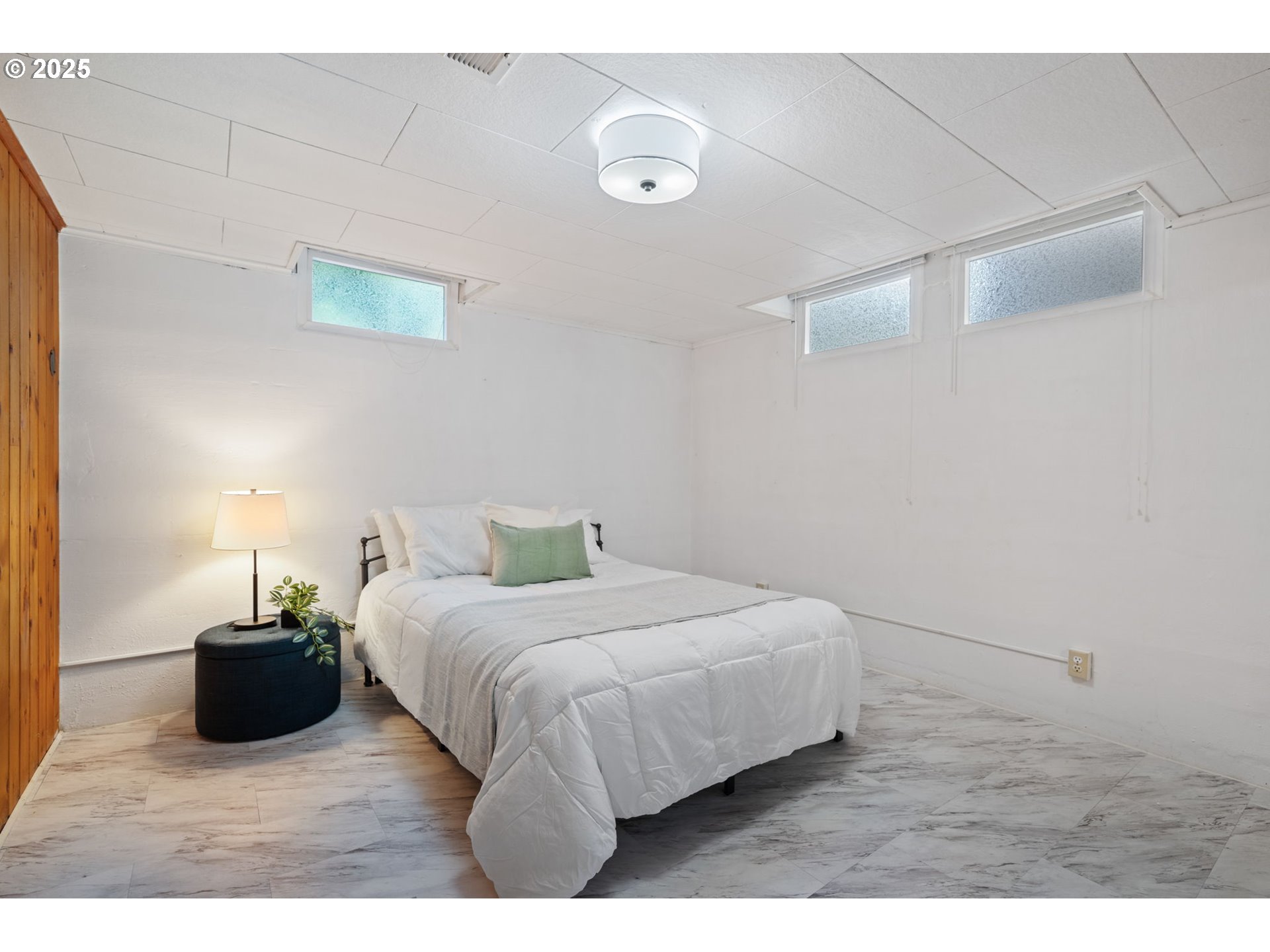 402 Skelton Road Stevenson, WA 98648 - Photo 31 of 48 a bedroom with a bed and a lamp