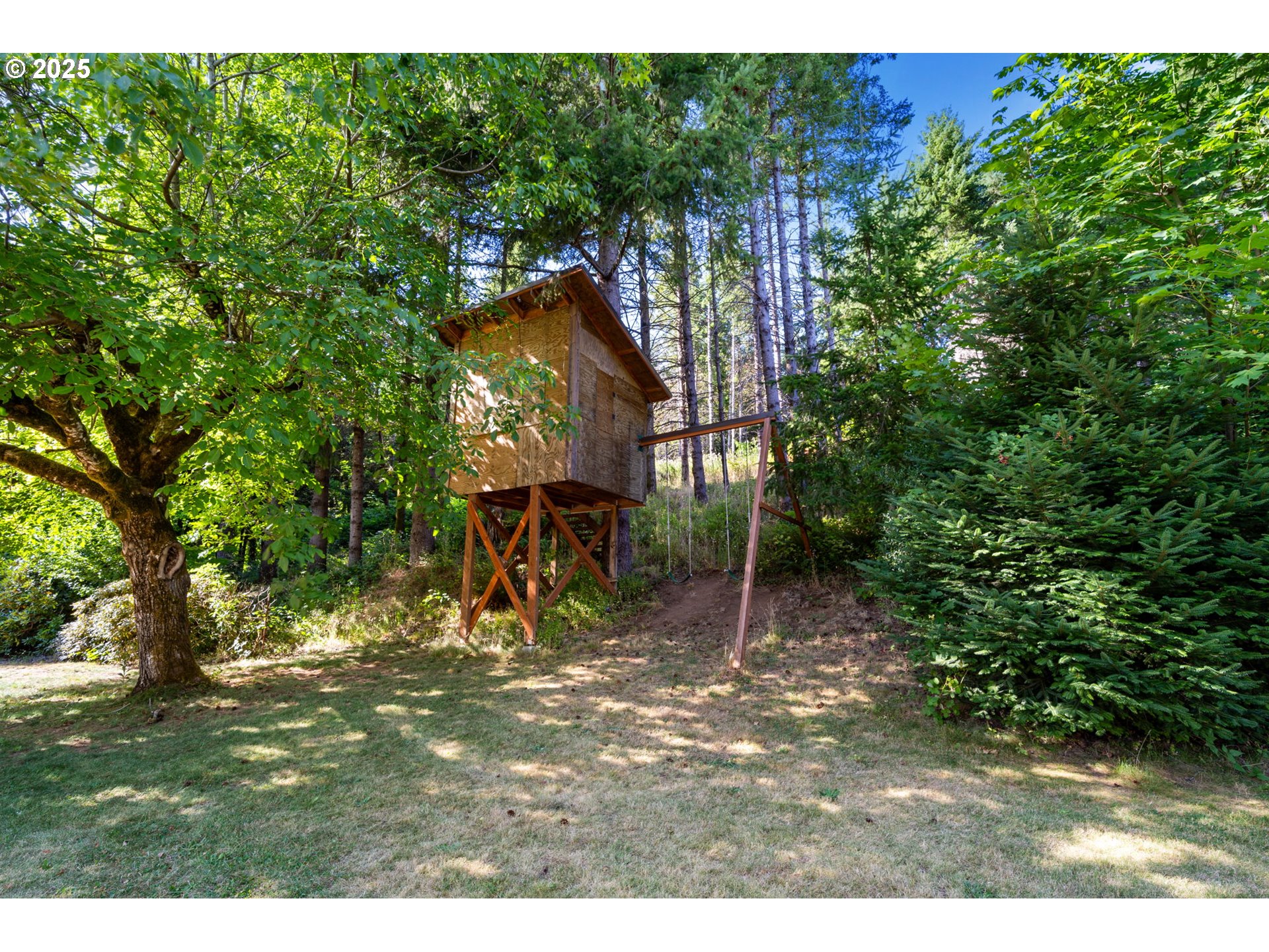 402 Skelton Road Stevenson, WA 98648 - Photo 36 of 48 a backyard of a house with table and chairs