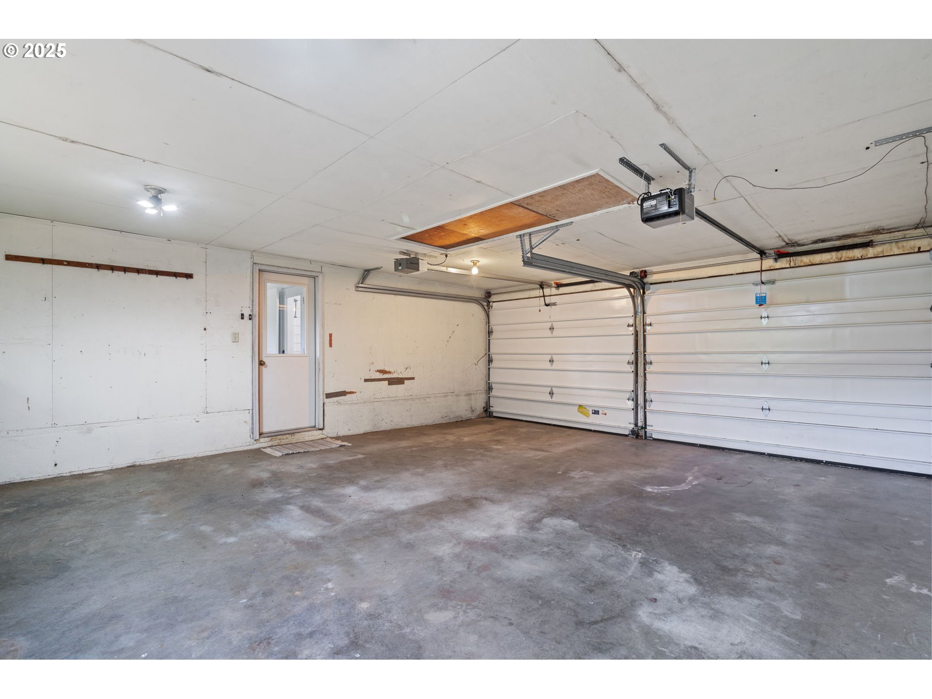 402 Skelton Road Stevenson, WA 98648 - Photo 42 of 48 a view of a garage