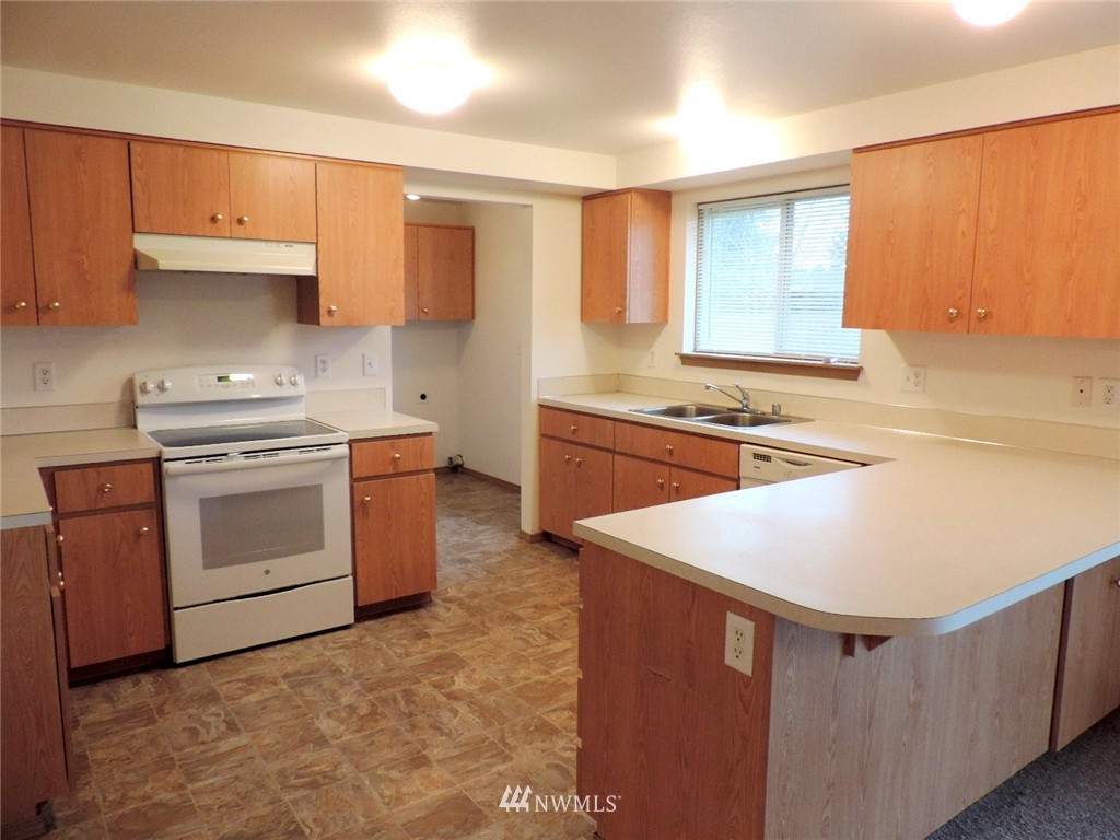 9848 180th Way Southwest Rochester, WA 98579 - Photo 7 of 16