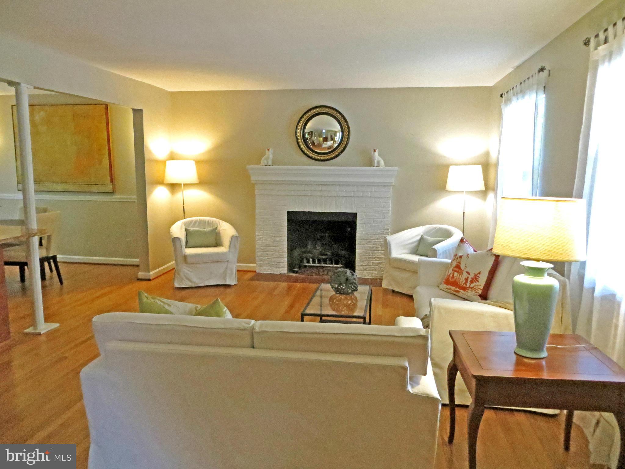 3000 Russell Road Alexandria, VA 22305 - Photo 3 of 21 Living Room