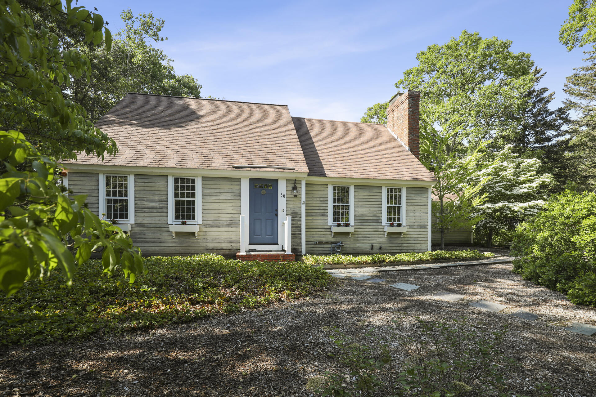 001-photo-front-view-9341094