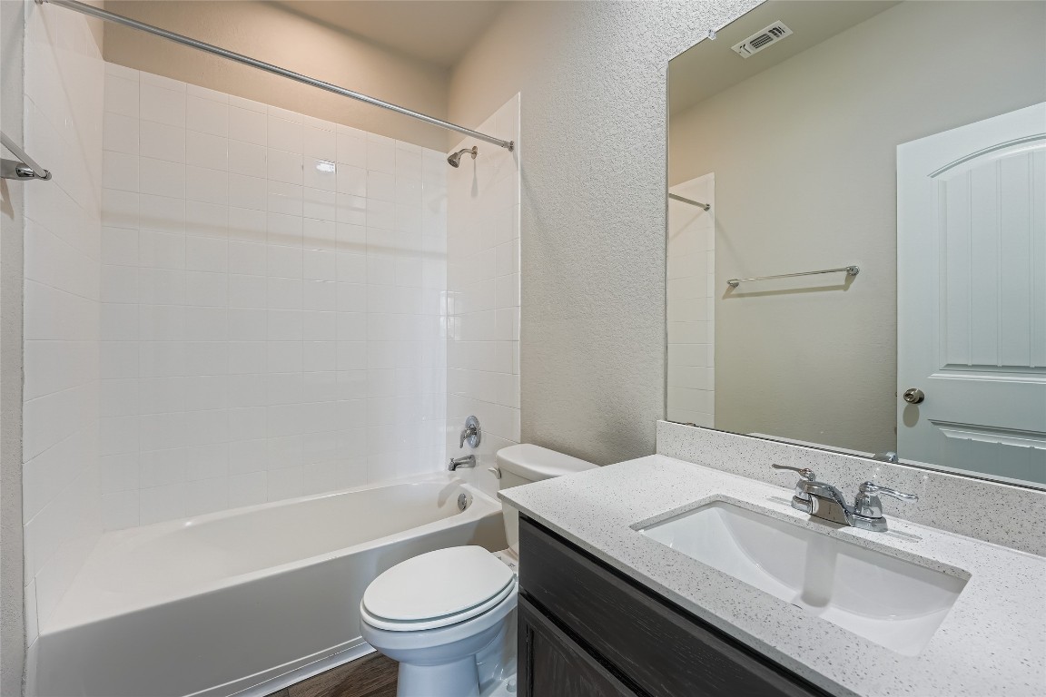 14601 Frankel Loop Pflugerville, TX 78660 - Photo 10 of 17 Shared bathroom on 2nd floor