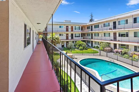 $599,000 | 2133 Santa Clara Avenue, Unit 214, Alameda, CA 94501
