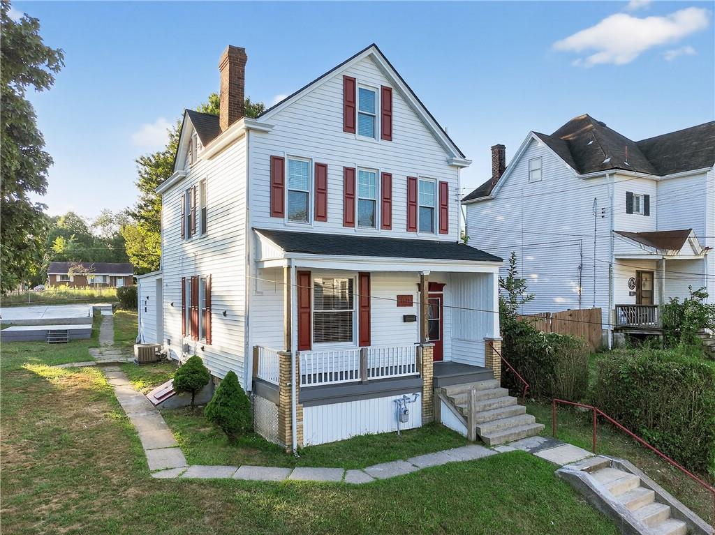 a view of a house with a yard