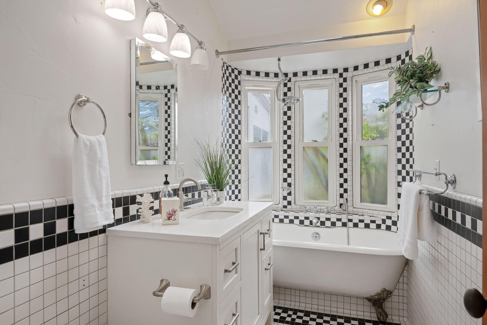 1425 Robbins Street Santa Barbara, CA 93101 - Photo 16 of 25 16 - Bathroom