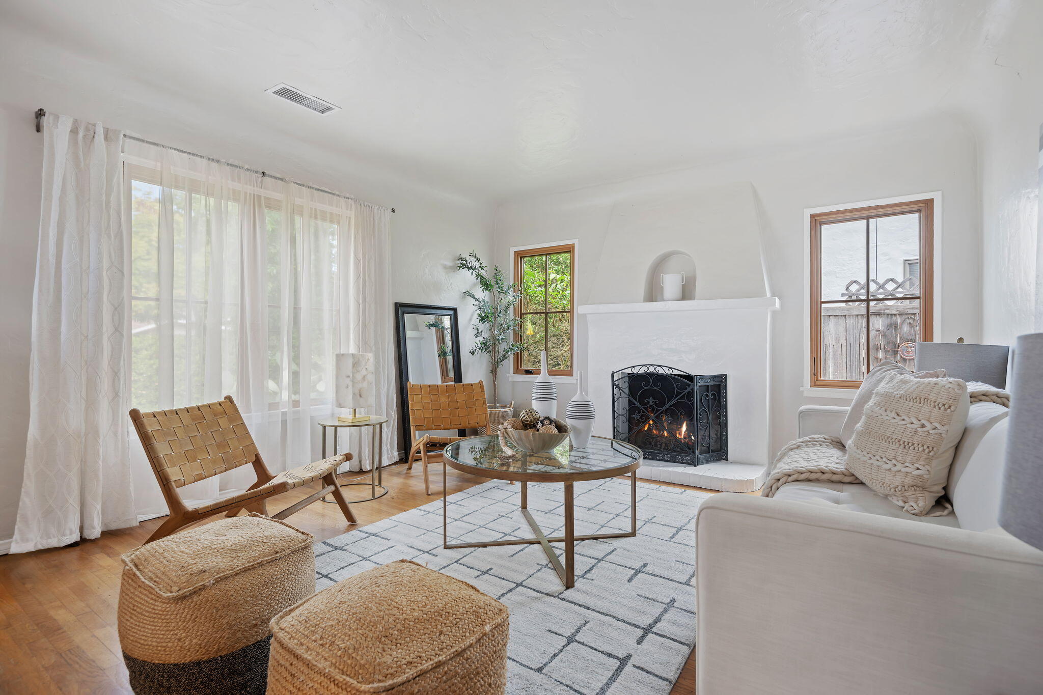 1425 Robbins Street Santa Barbara, CA 93101 - Photo 4 of 25 04 - Living Room