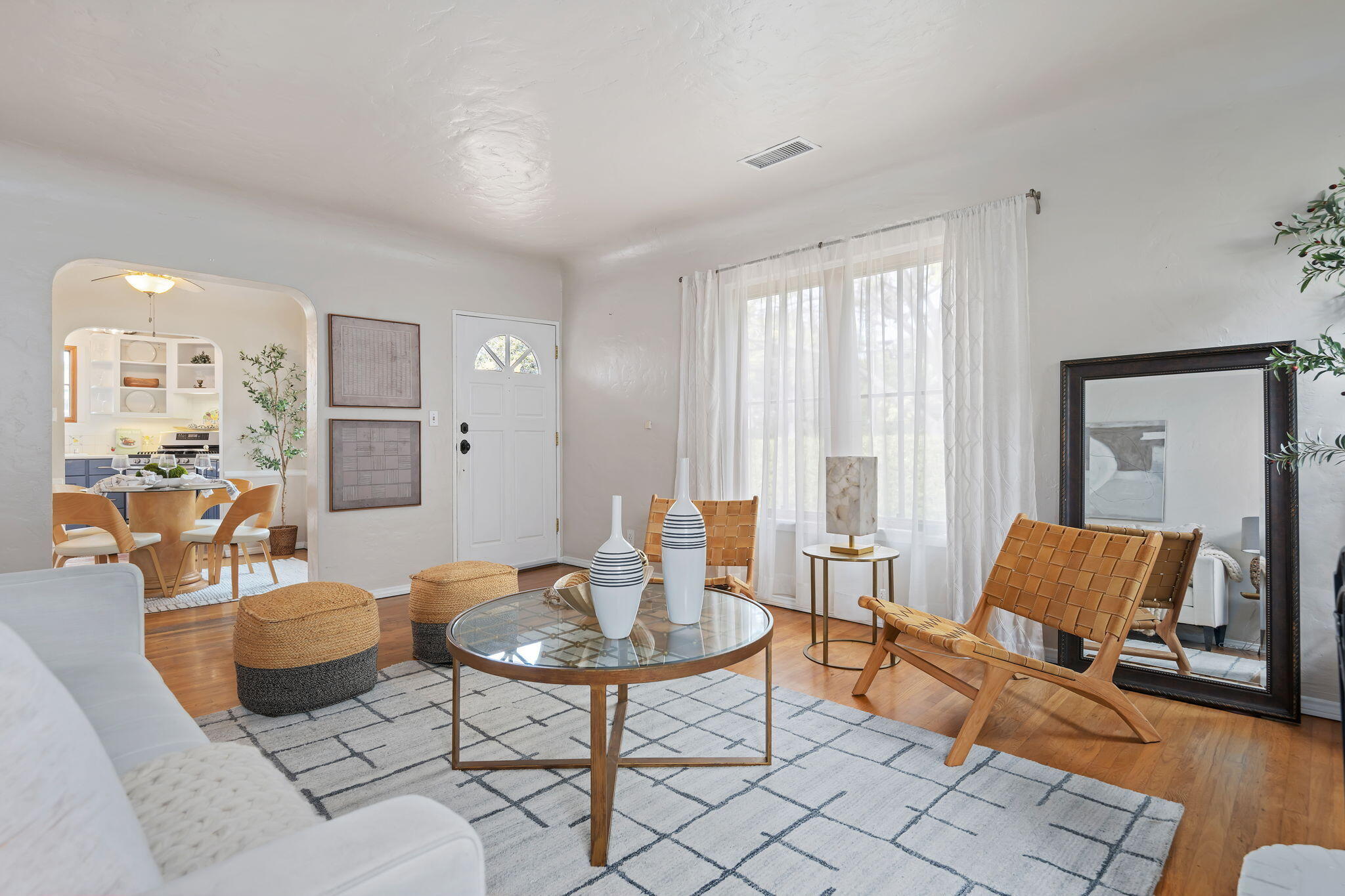 1425 Robbins Street Santa Barbara, CA 93101 - Photo 5 of 25 05 - Living Room