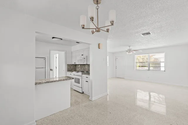 $2,000 | 211 Sunrise Avenue, Unit 5, Lantana, FL 33462