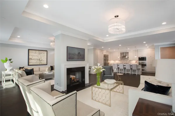 $4,295,000 | 3000 Royal Court, Unit 3211, North Hills, NY 11040