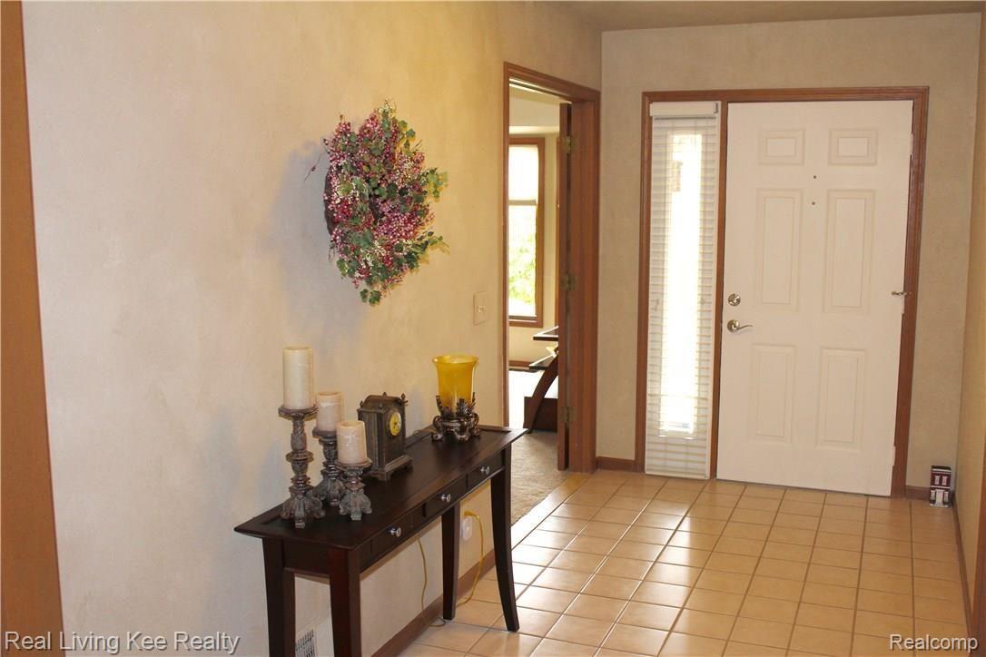 1668 Treeside Drive Rochester, MI 48307 - Photo 10 of 25 10 Foyer.jpg