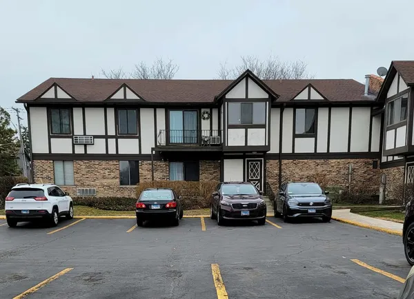 $179,900 | 236 George Street, Unit B, Bensenville, IL 60106