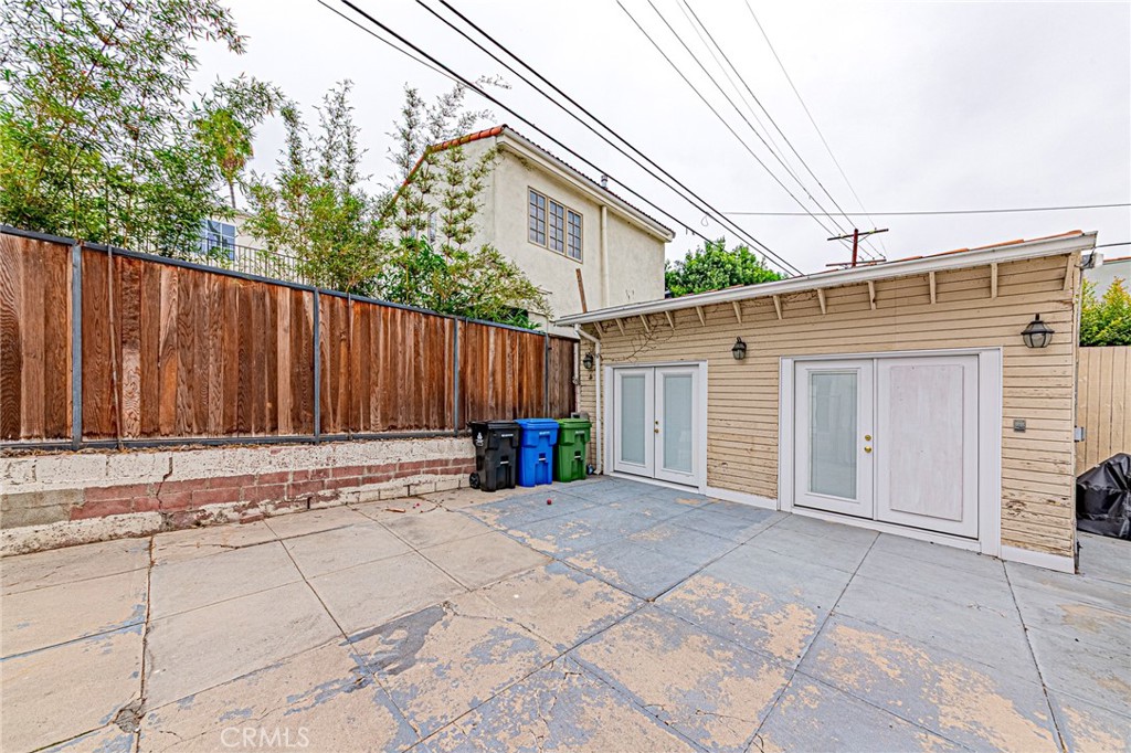 5355 West 8th Street Los Angeles, CA 90036 - Photo 12 of 32 a view of a backyard