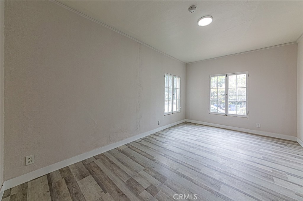 5355 West 8th Street Los Angeles, CA 90036 - Photo 18 of 32 an empty room with wooden floor and windows