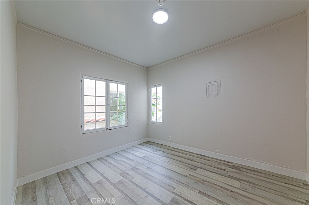 5355 West 8th Street Los Angeles, CA 90036 - Photo 32 of 32 an empty room with wooden floor and windows