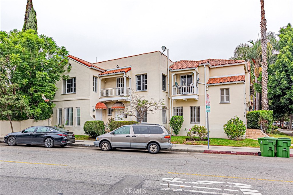 5355 West 8th Street Los Angeles, CA 90036 - Photo 8 of 32 a car parked in front of a house
