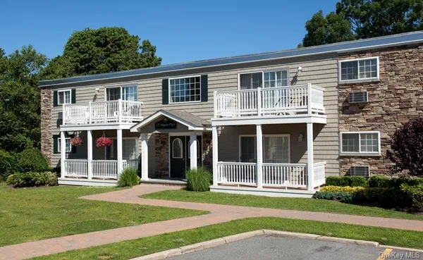 $2,435 | 120 Magaw Place, Unit B17, West Babylon, NY 11704