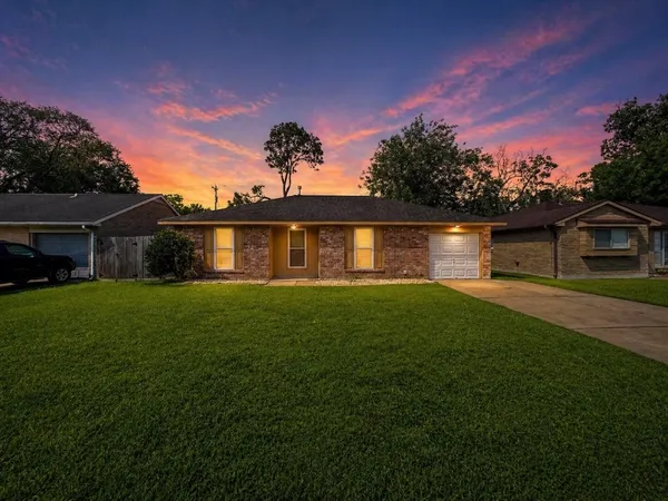 $1,800 | 506 Avondale Lane, Friendswood, TX 77546