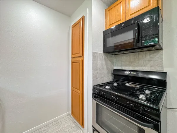 $1,800 | 506 Avondale Lane, Friendswood, TX 77546
