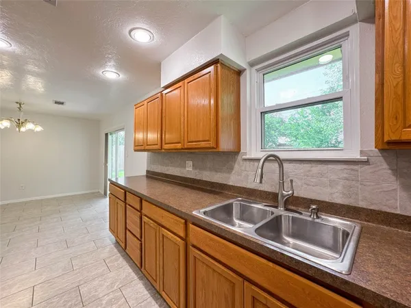$1,800 | 506 Avondale Lane, Friendswood, TX 77546