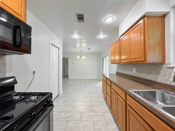 $1,800 | 506 Avondale Lane, Friendswood, TX 77546