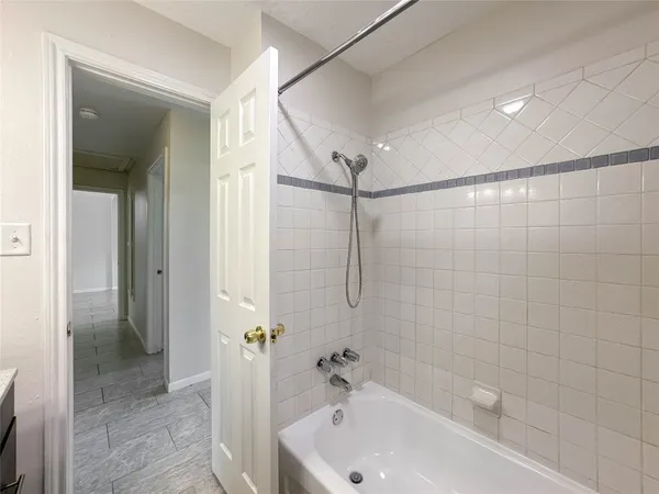 $1,800 | 506 Avondale Lane, Friendswood, TX 77546