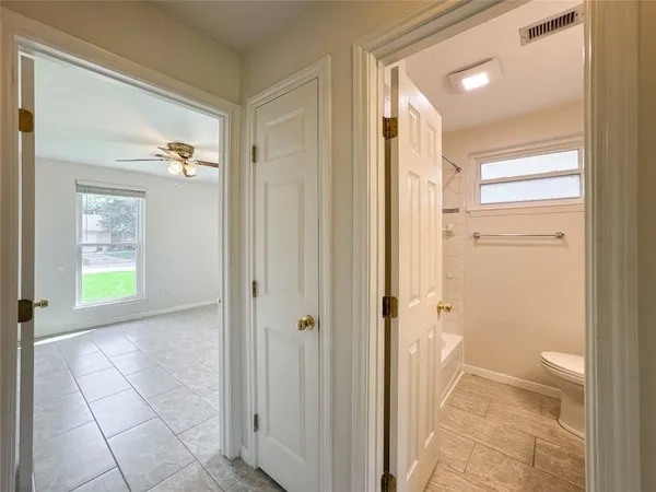 $1,800 | 506 Avondale Lane, Friendswood, TX 77546
