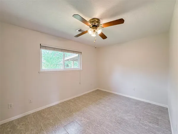 $1,800 | 506 Avondale Lane, Friendswood, TX 77546