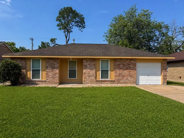 $1,800 | 506 Avondale Lane, Friendswood, TX 77546