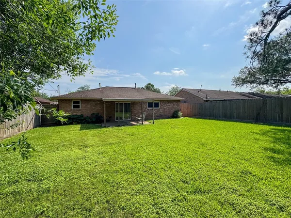 $1,800 | 506 Avondale Lane, Friendswood, TX 77546