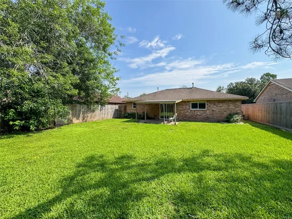 $1,800 | 506 Avondale Lane, Friendswood, TX 77546