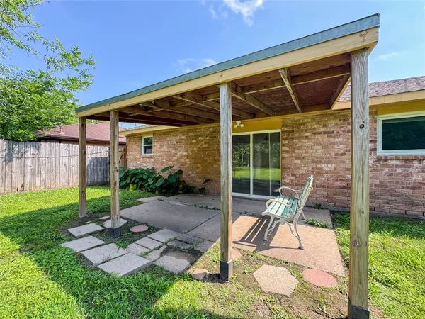 $1,800 | 506 Avondale Lane, Friendswood, TX 77546
