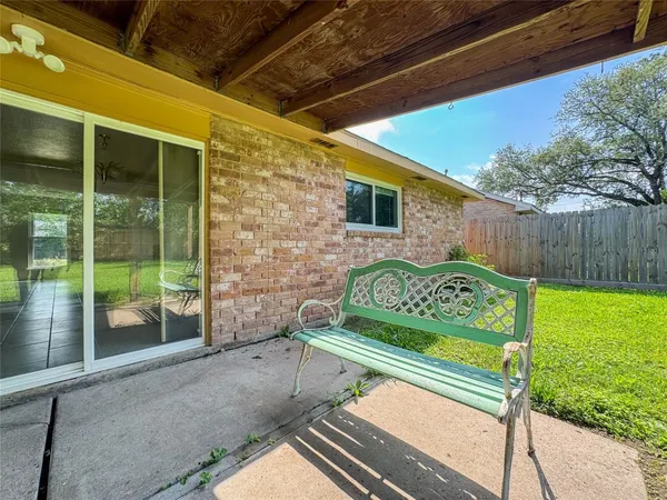 $1,800 | 506 Avondale Lane, Friendswood, TX 77546