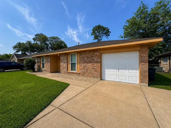 $1,800 | 506 Avondale Lane, Friendswood, TX 77546