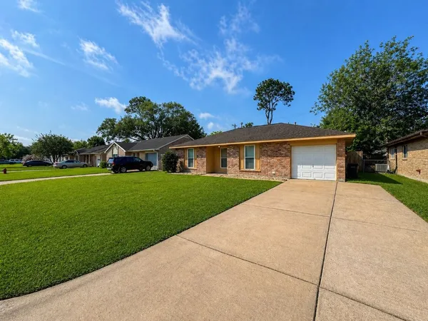 $1,800 | 506 Avondale Lane, Friendswood, TX 77546
