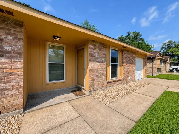 $1,800 | 506 Avondale Lane, Friendswood, TX 77546