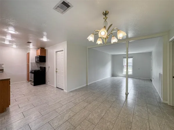 $1,800 | 506 Avondale Lane, Friendswood, TX 77546