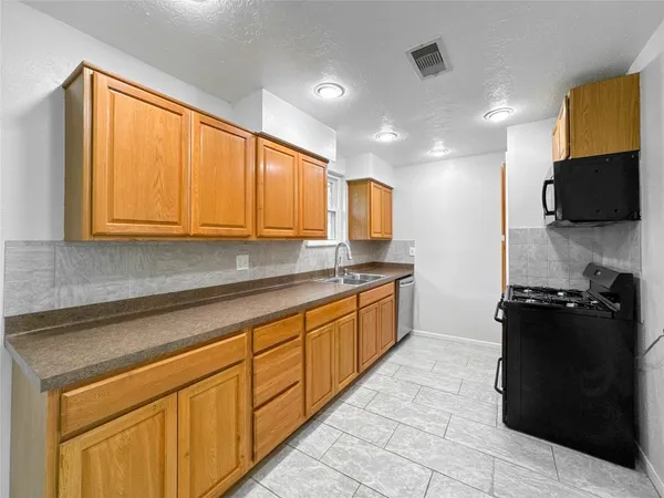 $1,800 | 506 Avondale Lane, Friendswood, TX 77546