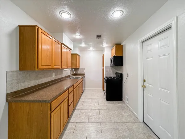 $1,800 | 506 Avondale Lane, Friendswood, TX 77546