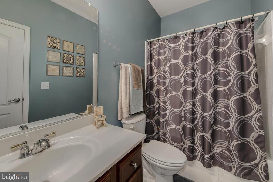 9306 Castle Hill Road Springfield, VA 22153 - Photo 22 of 30 Bath