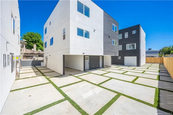 $3,795 | 6832 Hazeltine Avenue, Unit 1, Van Nuys, CA 91405