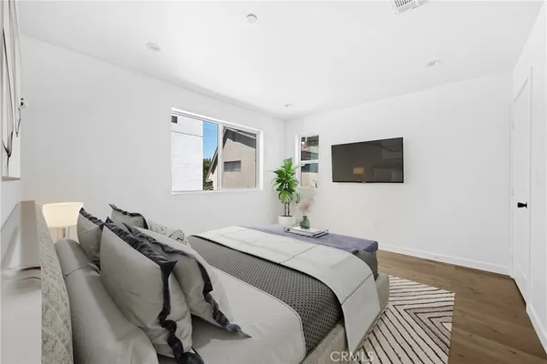 $3,795 | 6832 Hazeltine Avenue, Unit 1, Van Nuys, CA 91405