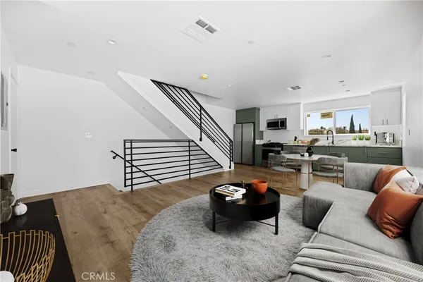 $3,795 | 6832 Hazeltine Avenue, Unit 1, Van Nuys, CA 91405