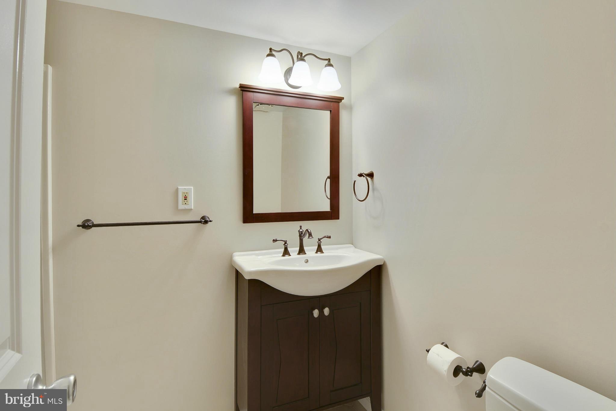 924 Moorefield Creek Road Southwest Vienna, VA 22180 - Photo 23 of 30 Basement FULL bathroom