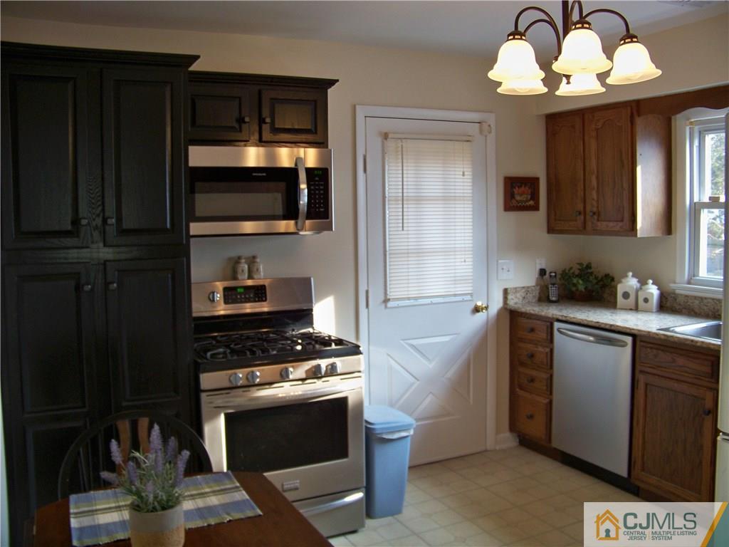 975 Ridgewood Avenue North Brunswick, NJ 08902 - Photo 11 of 22 Gallery Image 11